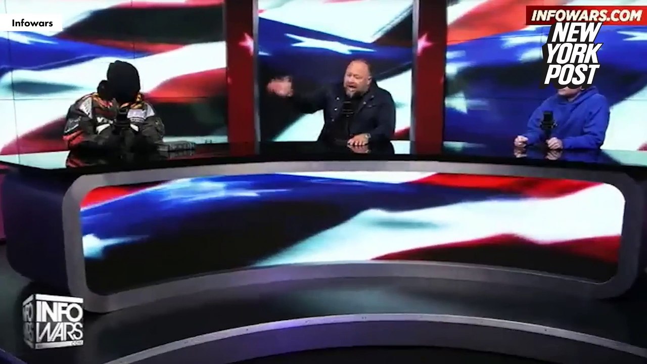 Kanye West apparaît avec une cagoule sur la tête et fait l'éloge... d'Hitler : "Nous devons arrêter d’insulter les nazis, ils ont fait de bonnes choses aussi. Je vois des choses positives concernant Hitler"