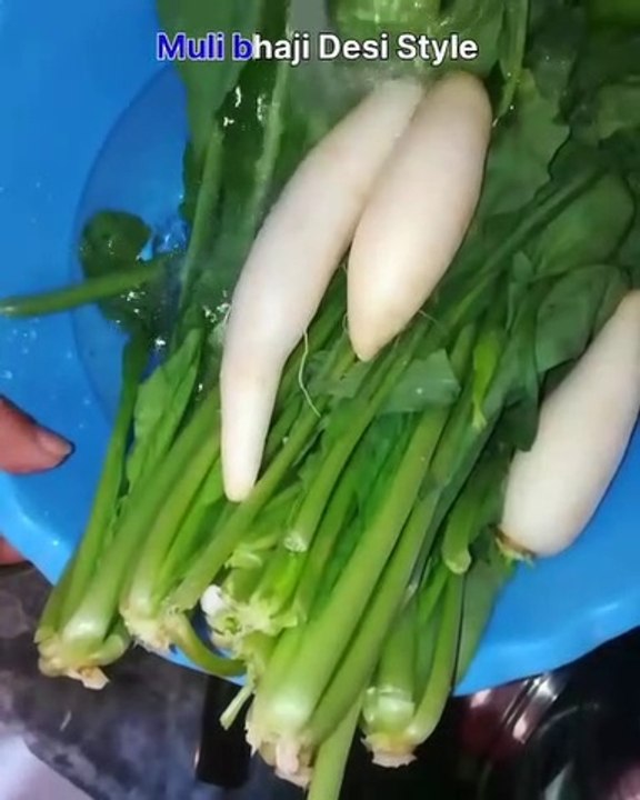 Muli bhaji ko agar aap fek dete hai to aap galti kar rhe hai, muli bhaji bnaye aur vitamins paye |