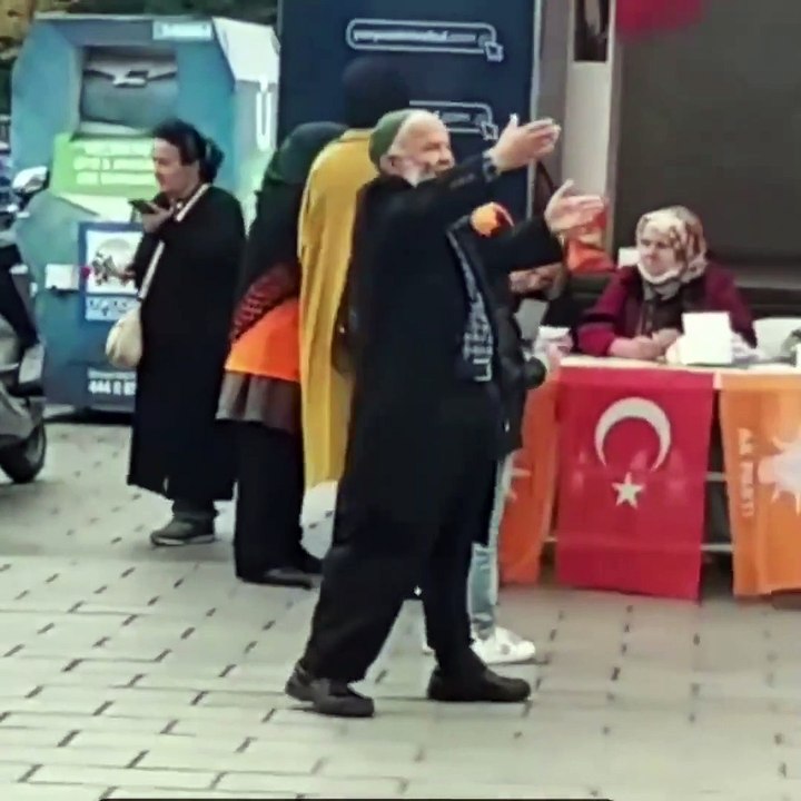 'Laiklik elden gidiyor' dedeyi kucaklayıp havaya kaldırdı