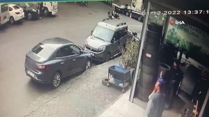 Şişli'de seyir halindeki motosiklete silahlı saldırı anı kamerada: 1'i ağır 2 yaralı