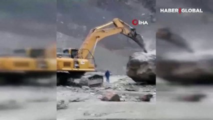 Dev kayalar yerleşim yerlerindeki evlerin üzerine düştü: Tonlarca kayanın düşme anı kamerada