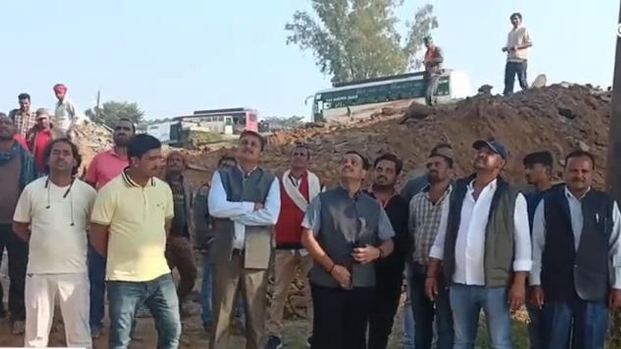सिहावल: क्षतिग्रस्त जोगदह पुल का जिला पंचायत उपाध्यक्ष ने किया निरीक्षण,देखी सारी व्यवस्थाएं