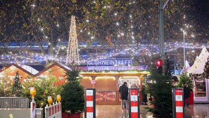 Alemanes siguen el enfrentamiento en Costar Rica y Alemania en un mercado navideño