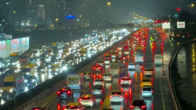 Köprüler felç: Yağmur üzerine metrobüs arızası