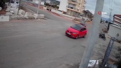 Yan yana ilerleyen motosiklet sürücüleri otomobile çarptı: Metrelerce böyle savruldular