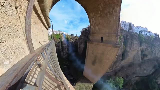 El increíble vuelo del 'hombre pájaro' atravesando el Puente Nuevo de Ronda