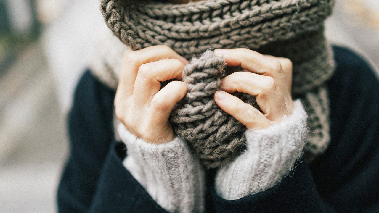 Bakterienfalle: Deshalb solltest du deinen Schal unbedingt regelmäßig waschen