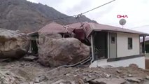 Artvin’de kontrollü patlatmada kaya düşen 2 ev hasar gördü