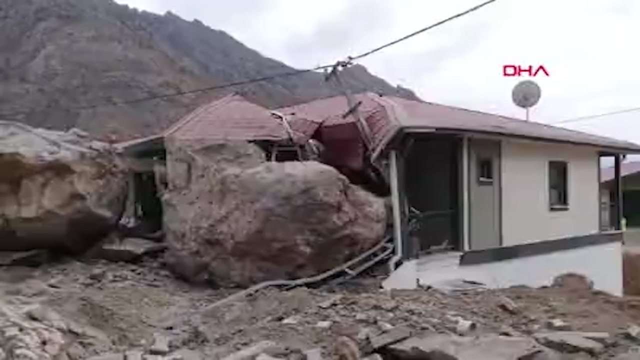 Artvin’de kontrollü patlatmada kaya düşen 2 ev hasar gördü