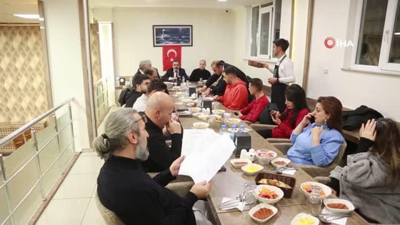 Tansu Çiller, parti genel başkanlığına gelmeyince toplu olarak istifa ettiler