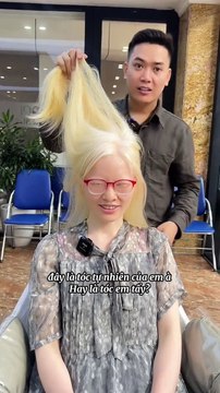 Cô gái tóc trắng, da hồng nuôi tóc hiến tặng bệnh nhân hiểm nghèo