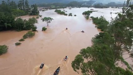 Tải video: Al menos tres fallecidos por las inundaciones al sur Brasil