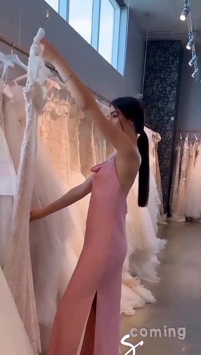 Á hậu 1 Miss Universe 2021 thử váy cưới chuẩn bị lên xe hoa cùng bạn trai hơn 31 tuổi