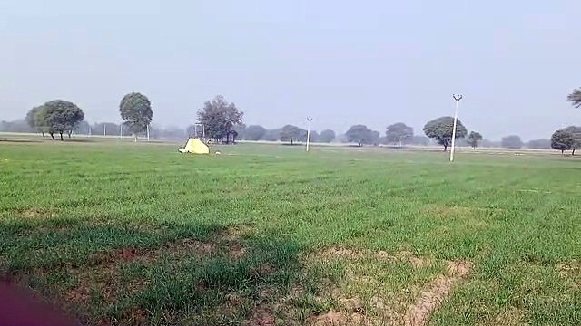 दौसा. आवारा पशुओं से परेशान किसान खेत पर बिता रहे सर्द रात