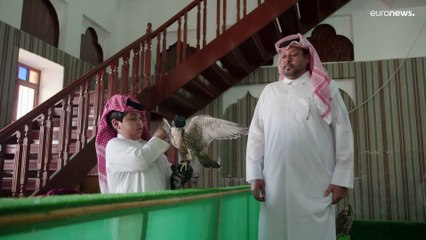 فيديو: أطفال قطر يستلمون راية "الصقارة" من آبائهم