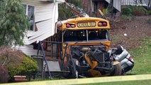 Espectacular accidente de un bus escolar en las afueras de Nueva York, ocho heridos