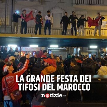 Qatar 2022, tifosi del Marocco festeggiano in strada dopo la qualificazione agli ottavi
