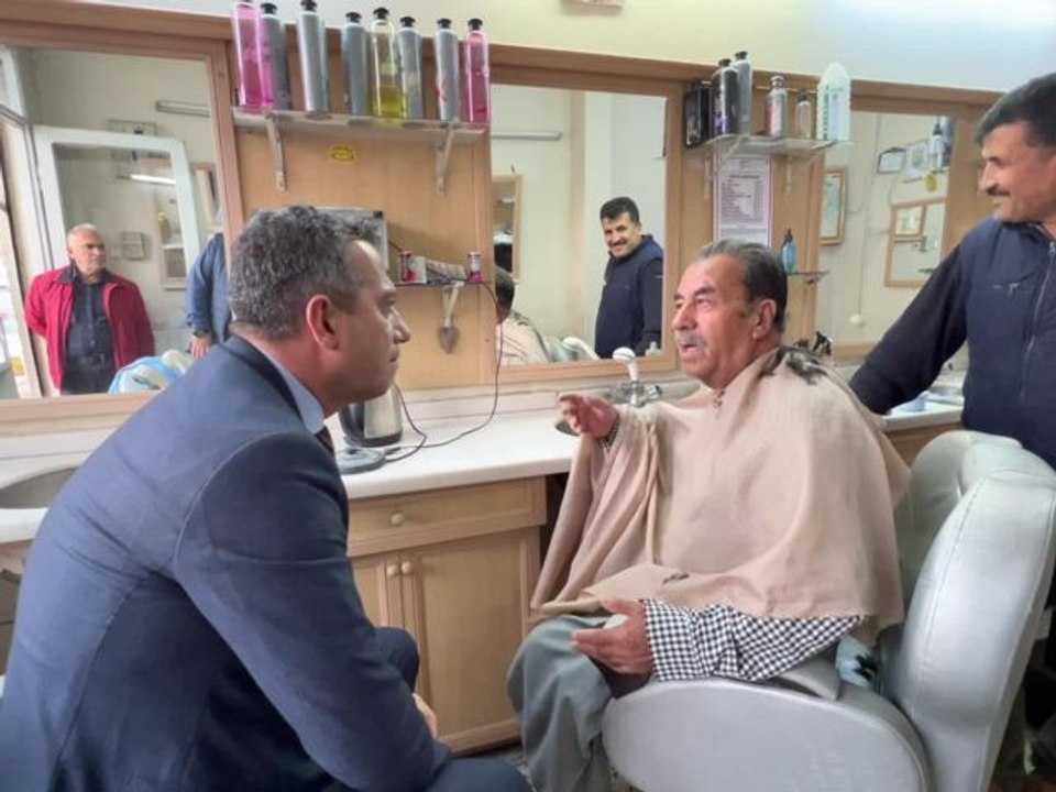 Ali Mahir Başarır'ın Pazar Yerinde Sohbet Ettiği Mezitlili Yurttaş: "Onlar Sarayda Yaşadığı İçin Hiçbir Şeyin Farkında Değiller"