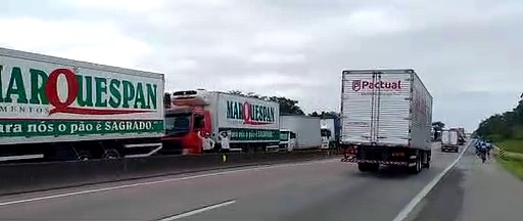Rodovias federais em SC são bloqueadas devido às fortes chuvas