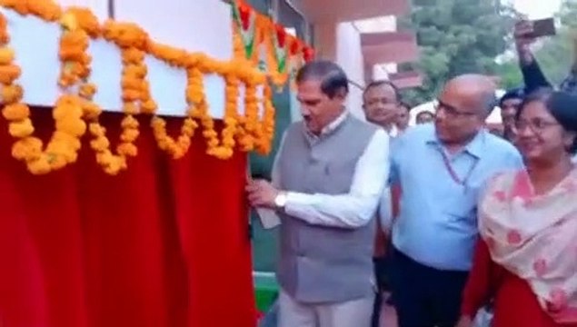 110 किमी प्रति घंटा की रफ्तार से दौड़ी ट्रेन, अपलक देखते रहे लोग