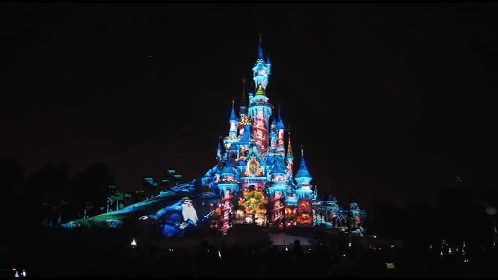 Video A Disneyland Paris arriva la magia del Natale, albero di 24 metri