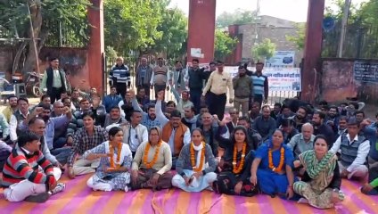 न्यायालय के बाहर धरना जारी, महिला कार्मिकों ने किया अनशन,