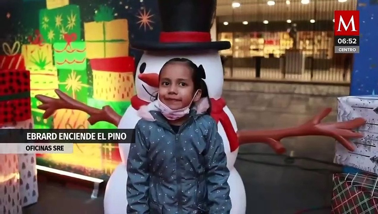 Ebrard enciende árbol de navidad de la cancillería y recibe a Reyes Magos