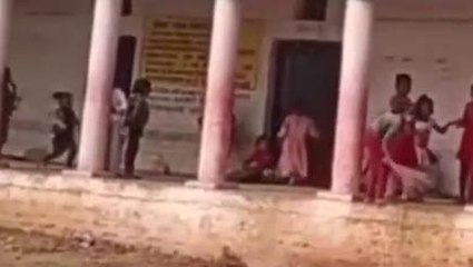 रीवा: पढ़ाई शुरू करने से पहले शासकीय विद्यालय में छात्राओं को हाथों में थामना पड़ता है झाड़ू