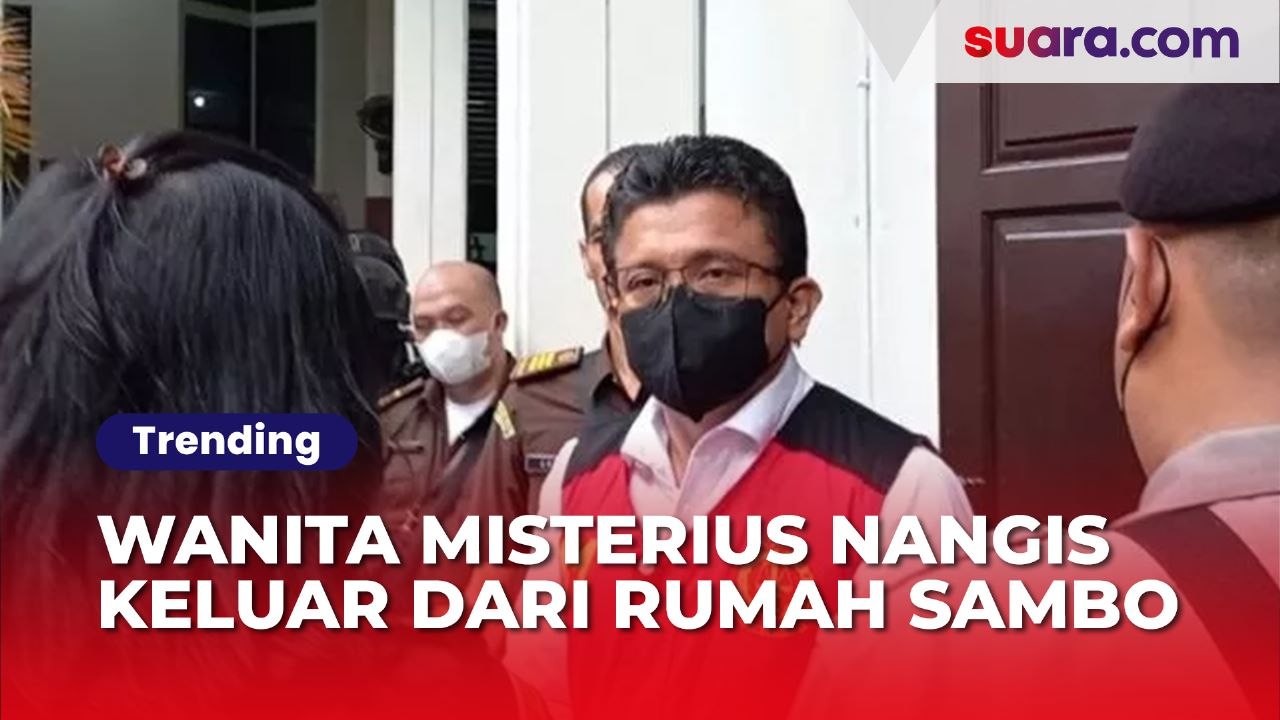 Wanita Misterius Nangis Keluar Dari Rumah Sambo, Pengacara: Bharada E ...