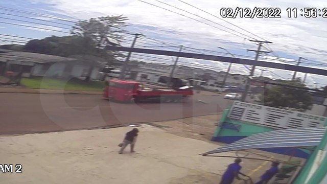 Vídeo: Carro tomba após colidir com caminhão na Rua Rio da Paz