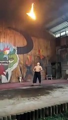 Le numéro de ce jongleur de feu se transforme en show comique sans le vouloir