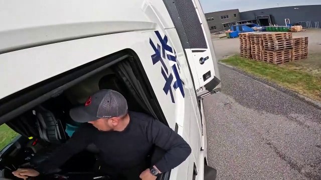Ce chauffeur de camion fait un créneau incroyable...