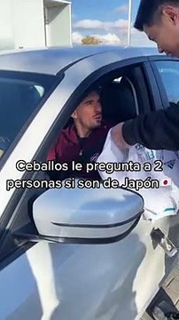 Ceballos, con dos aficionados asiáticos