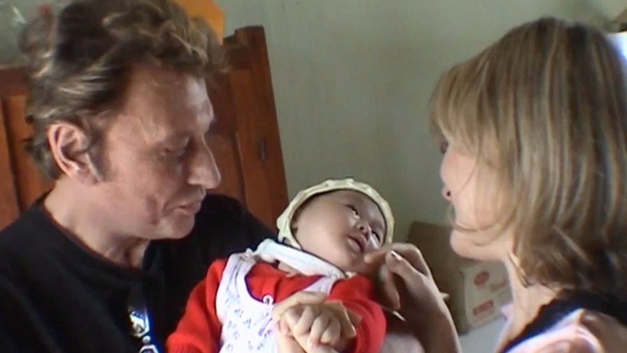 EXCLU. Johnny Hallyday : sa rencontre touchante avec sa fille Jade, à l’orphelinat, dévoilée dans un documentaire intime