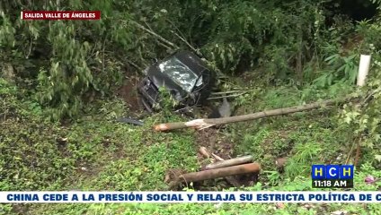¡Iban jalados! Conductor no pudo cerrar curva y terminó en hondonada de Valle de Ángeles
