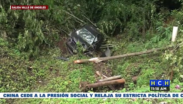 ¡Iban jalados! Conductor no pudo cerrar curva y terminó en hondonada de Valle de Ángeles