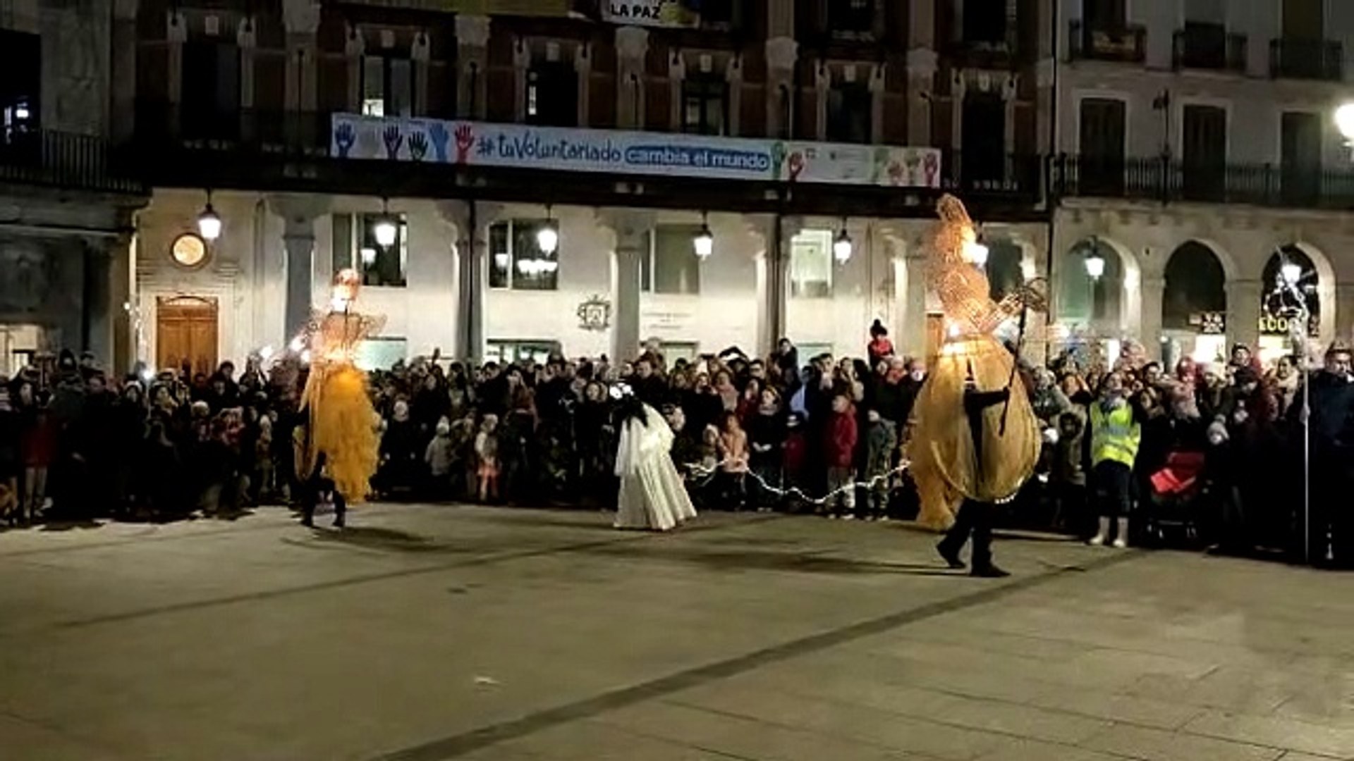 Las Alumbradoras de Estrellas dan la bienvenida a las luces de Navidad en  Burgos - Vídeo Dailymotion