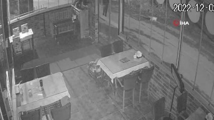 İki çocuk hırsızın gece yarısı arka arkaya 3 dükkanı soyduğu anlar kamerada
