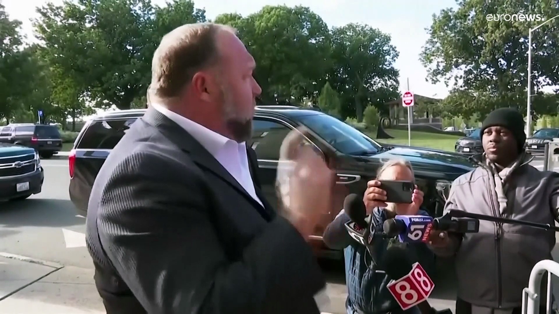 ⁣Радиоведущий и конспиролог Алекс Джонс подал заявление о банкротстве