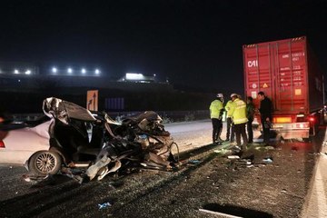 GAZİANTEP'TE OTOMOBİL, TIR'A ÇARPTI 2 ÖLÜ, 5 YARALI