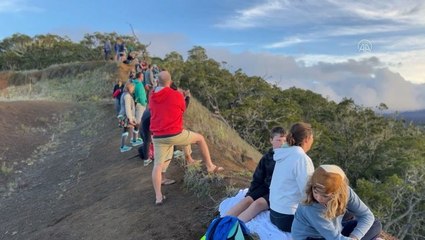 Visitors flock to Hawaii to watch Mauna Loa eruption