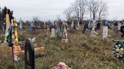 Ucraina, nuove fosse comuni. Putin a Scholz, bombardamenti inevitabili