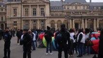 Al menos 200 inmigrantes menores se manifiestan para pedir acogida en Francia