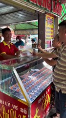 Giúp chị bán vé số, vợ chồng trúng ngay 14 tờ, lãnh tiền đem chia hết