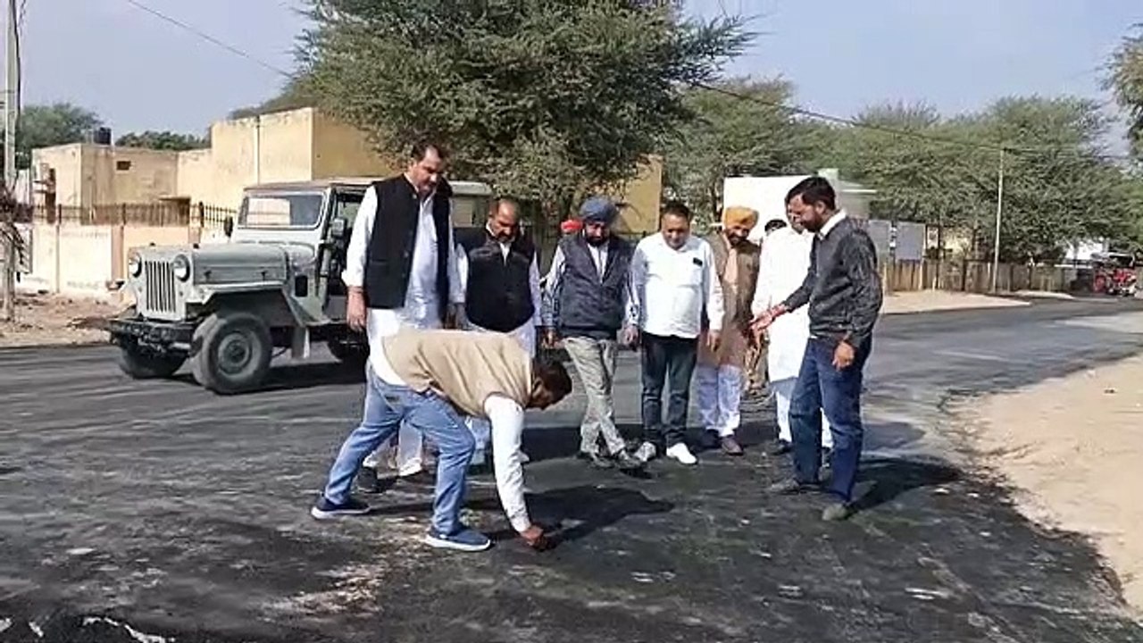 महज तीन माह पहले बनी सीसी रोड पर बिछा दी डामर की काली परत