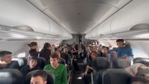 DİYARBAKIR - Bakan Özer'in davetiyle Diyarbakır'dan İstanbul'a giden özel öğrenciler uçakta yolculara türkü söyledi