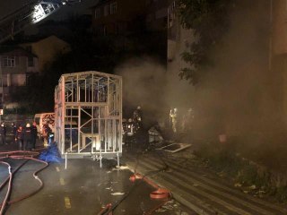 Üsküdar'da prefabrik üreten atölye alev aldı