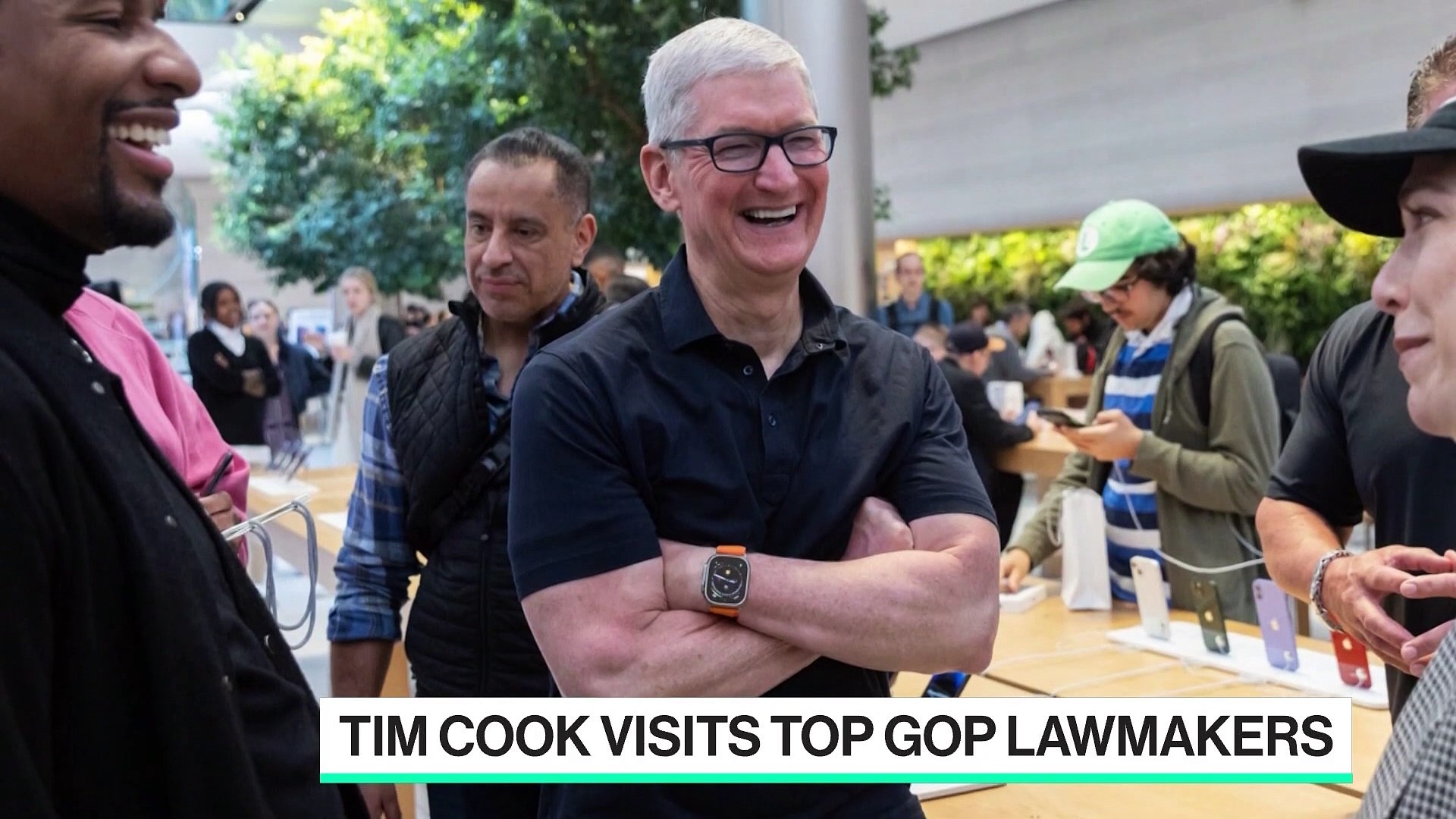 ⁣Elon Musk Visits Tim Cook at Apple Headquarters_