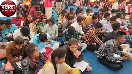 रोजगार मेले में व्यावसायिक प्रशिक्षकों में सेल्फी लेने की हौड़