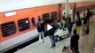 VIDEO : कमलापति रेलवे स्टेशन पर चलती ट्रेन से अचानक गिरी महिला, RPF जवानों ने दौड़कर बचाई जान